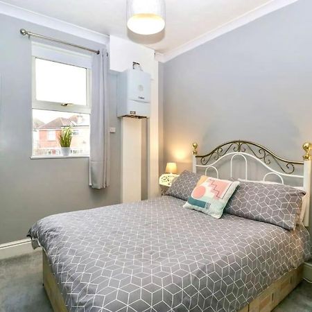 Homely 4 Bedroom Large House Inc Free Parking - Great Location - Fast Wifi - Smart Tv - Sleeps Up To 7! Close To Bournemouth & Poole Town Centre & Sandbanks Zewnętrze zdjęcie