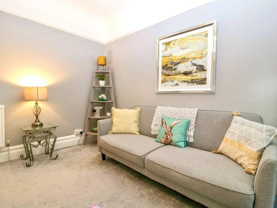 Homely 4 Bedroom Large House Inc Free Parking - Great Location - Fast Wifi - Smart Tv - Sleeps Up To 7! Close To Bournemouth & Poole Town Centre & Sandbanks Zewnętrze zdjęcie