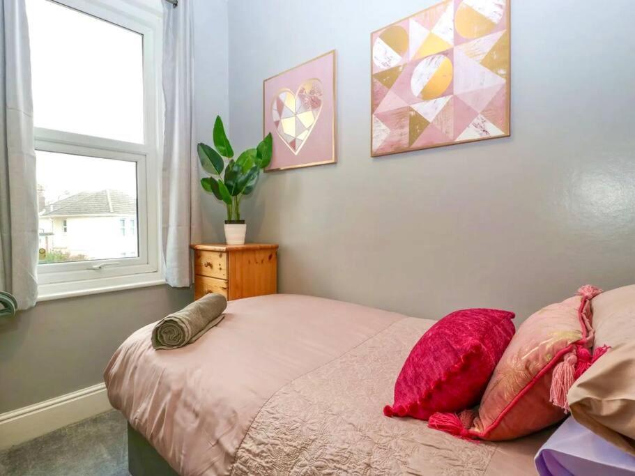 Homely 4 Bedroom Large House Inc Free Parking - Great Location - Fast Wifi - Smart Tv - Sleeps Up To 7! Close To Bournemouth & Poole Town Centre & Sandbanks Zewnętrze zdjęcie