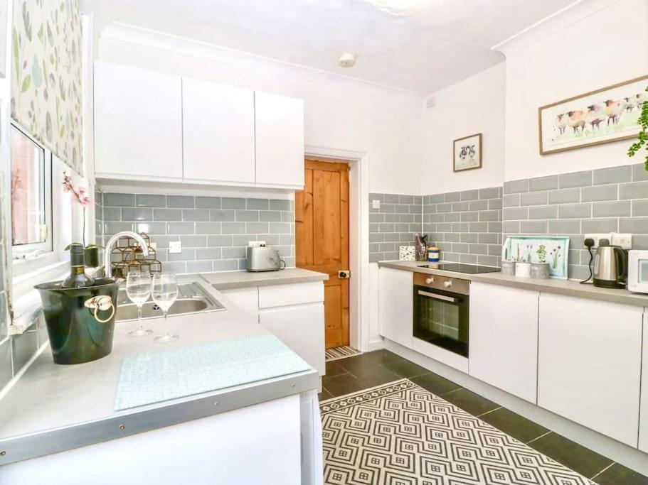 Homely 4 Bedroom Large House Inc Free Parking - Great Location - Fast Wifi - Smart Tv - Sleeps Up To 7! Close To Bournemouth & Poole Town Centre & Sandbanks Zewnętrze zdjęcie