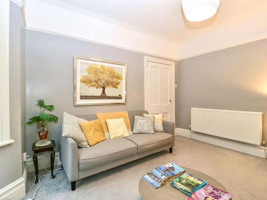 Homely 4 Bedroom Large House Inc Free Parking - Great Location - Fast Wifi - Smart Tv - Sleeps Up To 7! Close To Bournemouth & Poole Town Centre & Sandbanks Zewnętrze zdjęcie