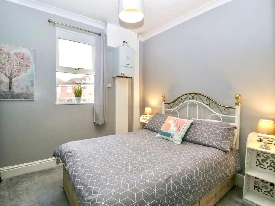 Homely 4 Bedroom Large House Inc Free Parking - Great Location - Fast Wifi - Smart Tv - Sleeps Up To 7! Close To Bournemouth & Poole Town Centre & Sandbanks Zewnętrze zdjęcie
