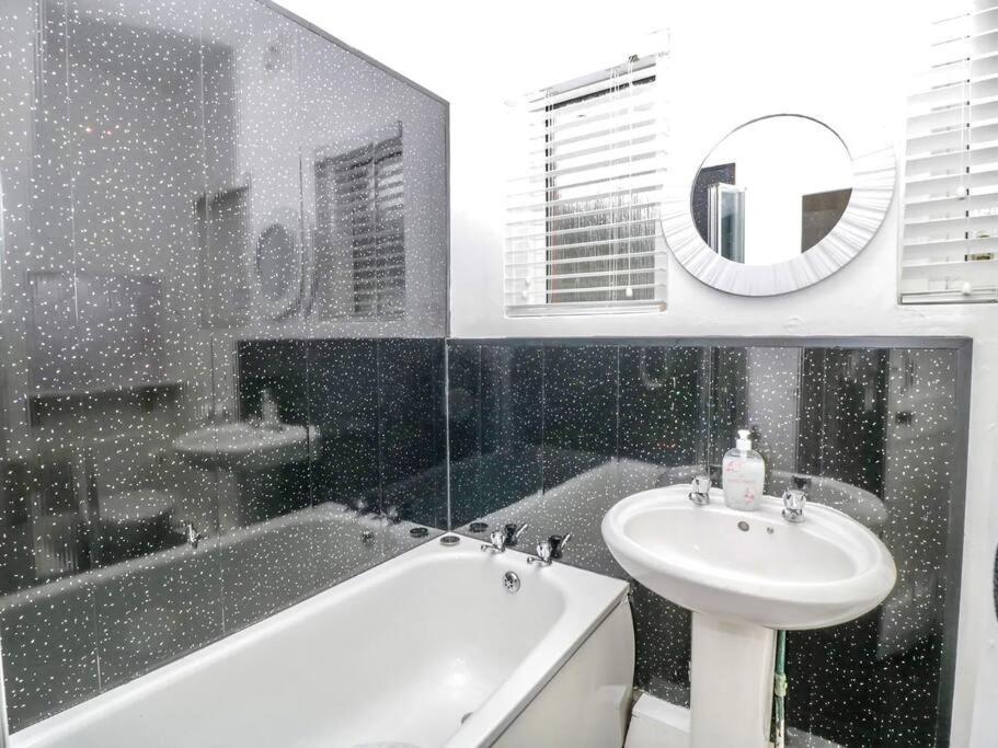 Homely 4 Bedroom Large House Inc Free Parking - Great Location - Fast Wifi - Smart Tv - Sleeps Up To 7! Close To Bournemouth & Poole Town Centre & Sandbanks Zewnętrze zdjęcie