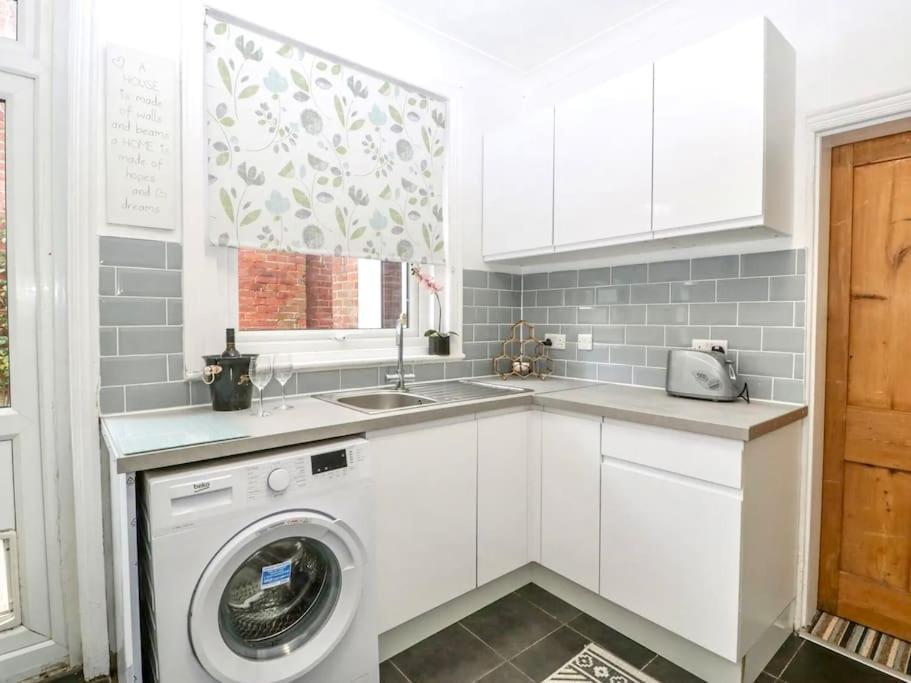 Homely 4 Bedroom Large House Inc Free Parking - Great Location - Fast Wifi - Smart Tv - Sleeps Up To 7! Close To Bournemouth & Poole Town Centre & Sandbanks Zewnętrze zdjęcie
