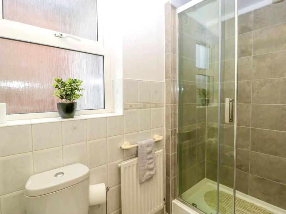 Homely 4 Bedroom Large House Inc Free Parking - Great Location - Fast Wifi - Smart Tv - Sleeps Up To 7! Close To Bournemouth & Poole Town Centre & Sandbanks Zewnętrze zdjęcie