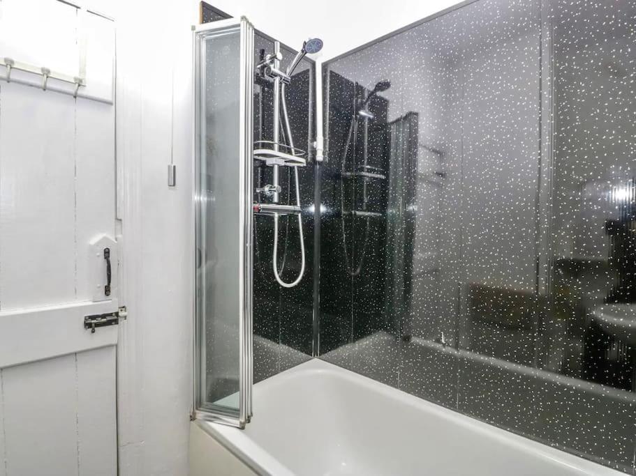Homely 4 Bedroom Large House Inc Free Parking - Great Location - Fast Wifi - Smart Tv - Sleeps Up To 7! Close To Bournemouth & Poole Town Centre & Sandbanks Zewnętrze zdjęcie